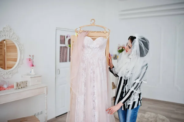 Retrato de uma jovem noiva fabulosa posando com seu vestido em um bi — Fotografia de Stock