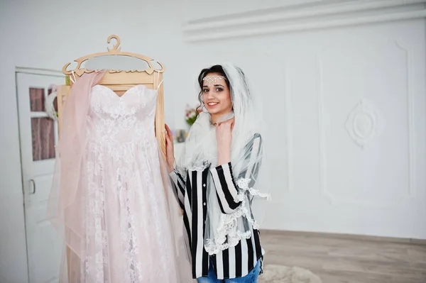 Portrait d'une jeune mariée fabuleuse posant avec sa robe dans un bi — Photo