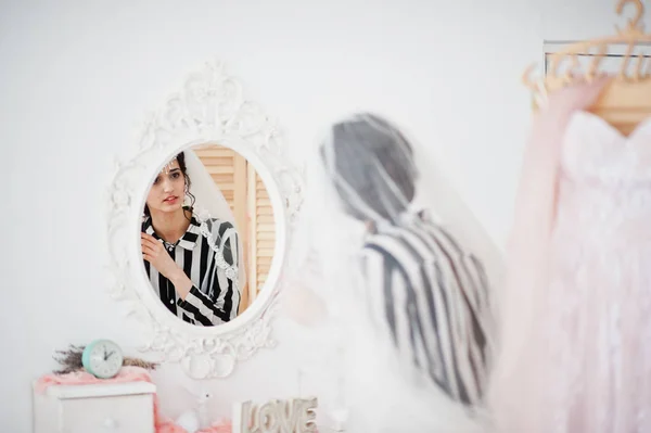 鏡を見て、o を入れてゴージャスな花嫁の肖像画 — ストック写真