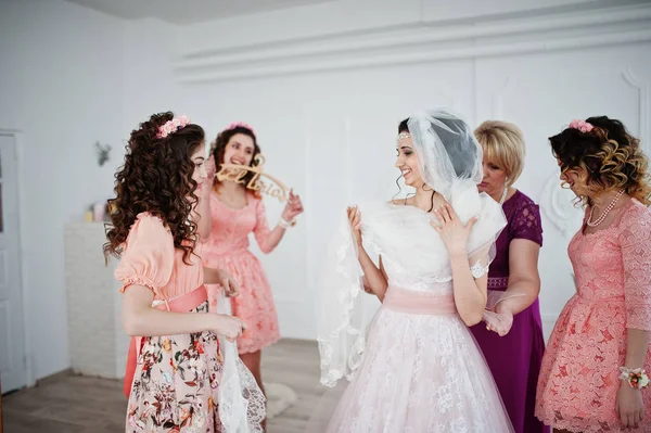 Yararlı nedime ve annesi yardım gelin elbise bağlamak için