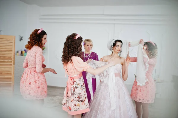 Yararlı nedime ve annesi yardım gelin elbise bağlamak için