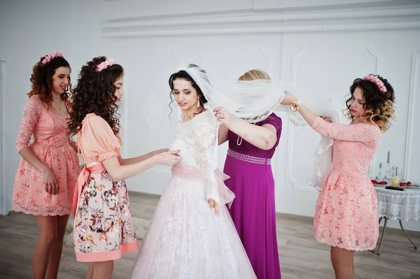 有用なブライドメイドと母親支援花嫁ドレスを提携するには — ストック写真
