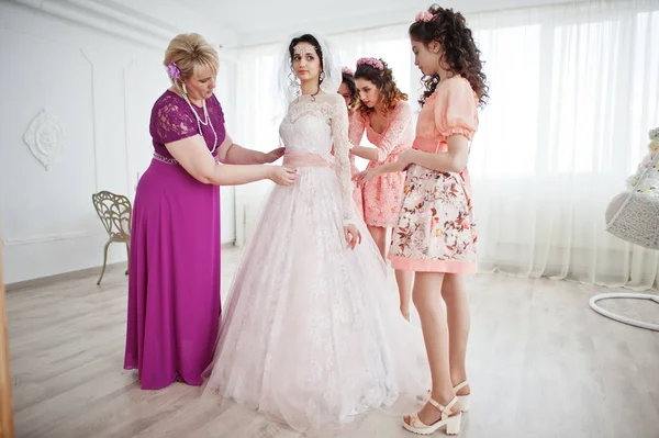 Yararlı nedime ve annesi yardım gelin elbise bağlamak için