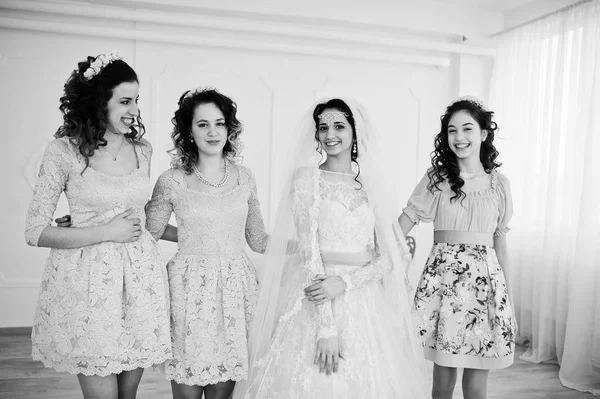 Фантастична наречена позує у весільній сукні з корисними красивими мостами — стокове фото