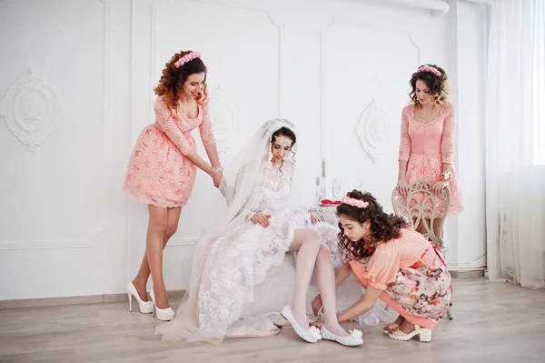 Nedime gelin düğün ayakkabılarını giy ve yeniden almak için yardım