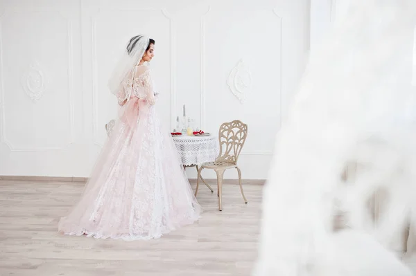 H 椅子が付いている部屋でポーズ美しい花嫁の肖像画 — ストック写真