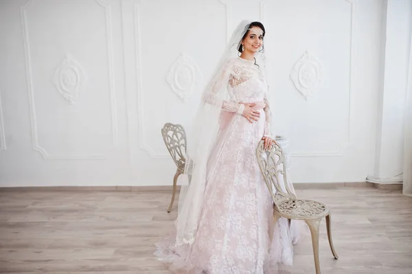 Retrato de uma noiva deslumbrante posando no quarto com cadeiras em h — Fotografia de Stock