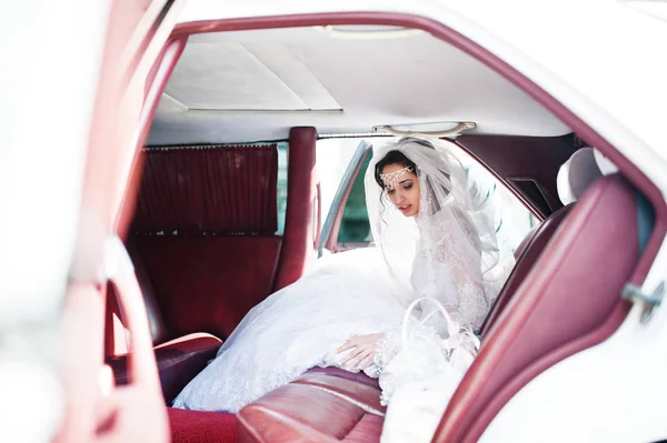 Mariée impeccable assis dans la voiture de mariage . — Photo