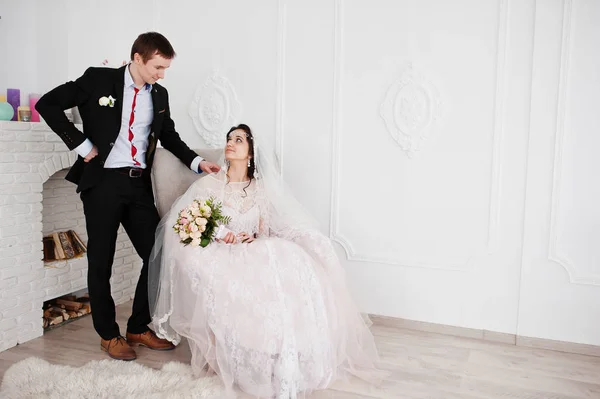 Sposo in piedi accanto alla sposa, mentre lei è seduto gon il cha — Foto Stock