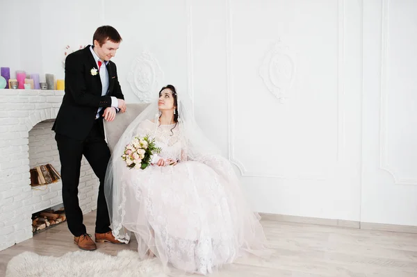 Ženich stojí vedle nevěsty, zatímco ona je sedět gon cha — Stock fotografie