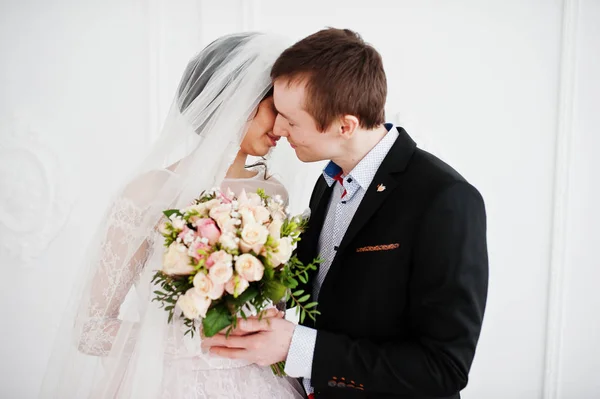 Awesome bruidspaar genieten van elkaars gezelschap in enorme whi — Stockfoto