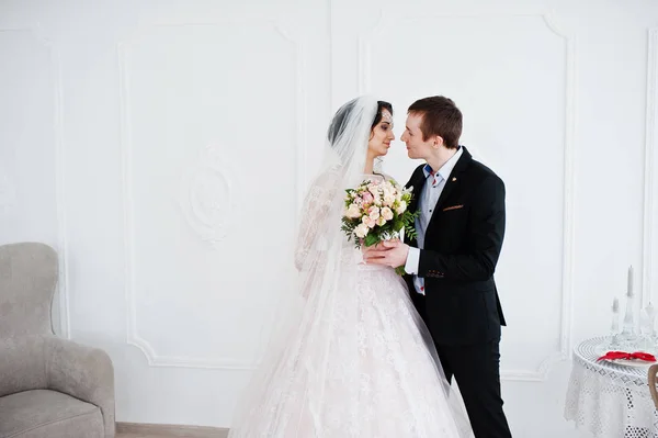 Impresionante pareja de boda disfrutando de la compañía del otro en whi enorme —  Fotos de Stock