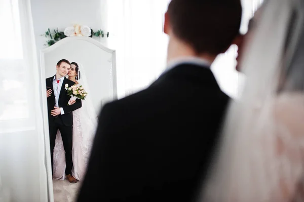 Πανέμορφο γαμήλιο ζεύγος απολαμβάνοντας αλλήλων εταιρεία μπροστά o — Φωτογραφία Αρχείου