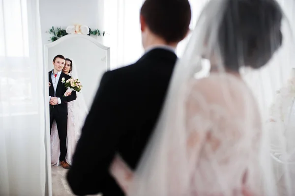 Gorgeous wedding couple enjoying each other's company in front o — Stock Photo, Image