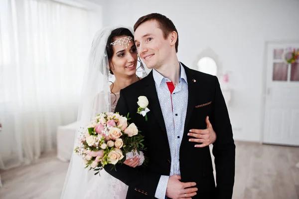 Потрясающая свадебная пара наслаждается компанией друг друга в огромной Whi — стоковое фото