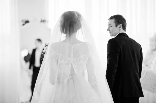 Hermosa pareja de boda disfrutando de la compañía del otro en frente o —  Fotos de Stock