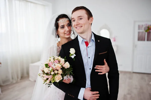 Casal de casamento incrível desfrutando da companhia um do outro em enorme whi — Fotografia de Stock