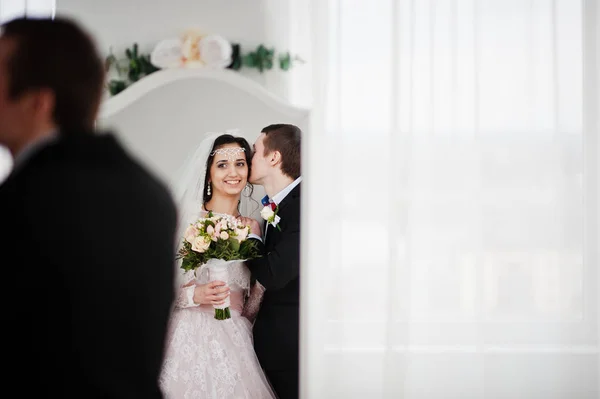 Pasangan pengantin yang cantik menikmati kebersamaan mereka di depan. — Stok Foto