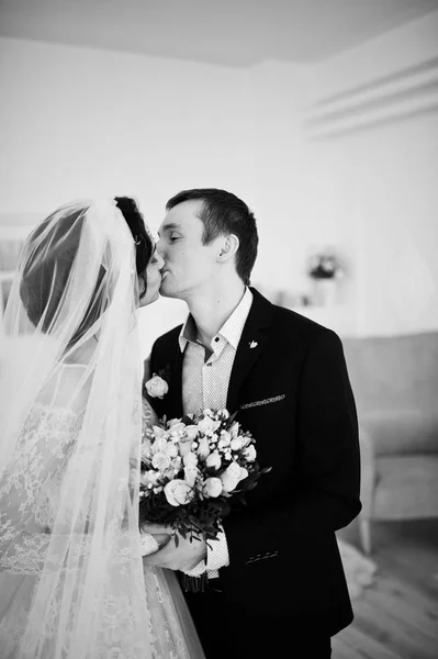 Casal lindo beijando e olhando um para o outro e — Fotografia de Stock