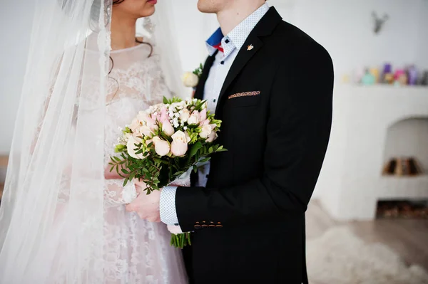 Beautiful wedding couple kissing and looking into each other's e — Stock Photo, Image