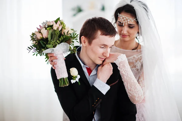 Evlilik çift ışık beyaz stüdyoda poz.