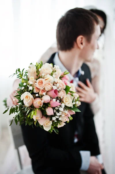 Close-up photo of a bouquet in bride's hands. — Stock Photo, Image