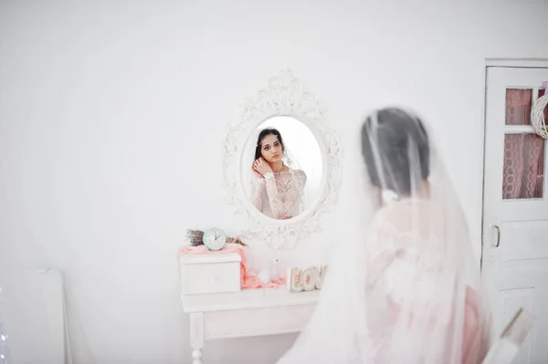 F の部屋で彼女の結婚式のイヤリングを入れて美しい花嫁 — ストック写真