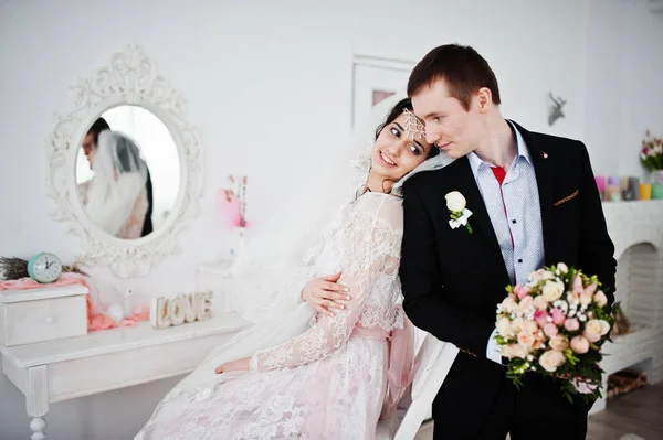 Evlilik çift ışık beyaz stüdyoda poz.