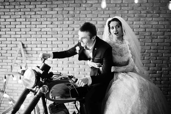Muhteşem Düğün çifti bir ro büyük bir eski Motosiklet ile poz