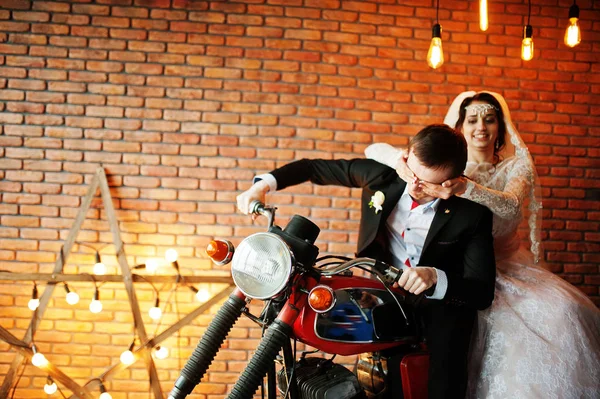 Muhteşem Düğün çifti bir ro büyük bir eski Motosiklet ile poz