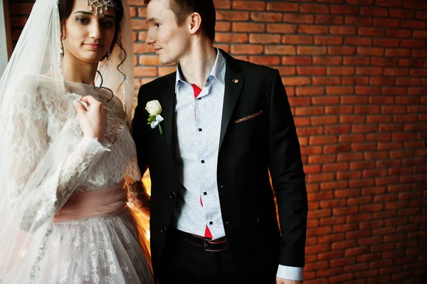 婚礼夫妇构成对砖墙与星状的光. — 图库照片