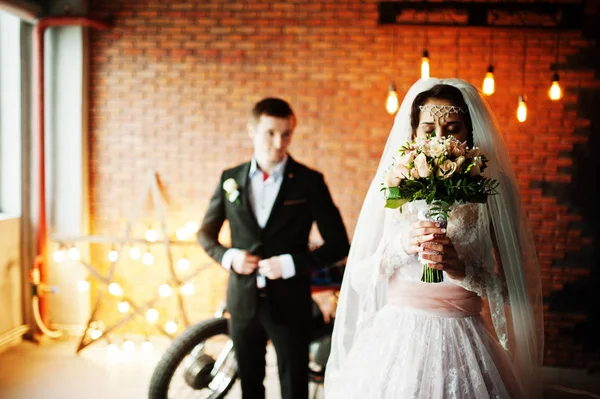 素晴らしい結婚式のカップル、ro で巨大な古いバイクでポーズ — ストック写真