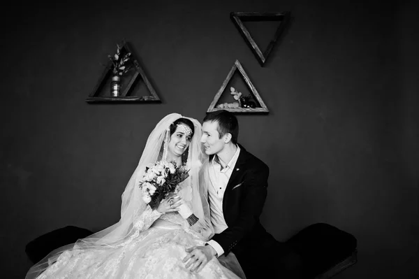 Μυθικό γάμο ζευγάρι συνεδρίαση μπλε τοίχο με triangula — Φωτογραφία Αρχείου