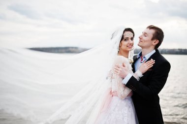 Yeni evli çift yürüyüş ve göl üzerinde poz onların