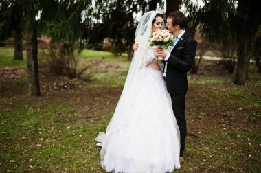 Yürüyüş, birbirlerinin şirket zevk ve t poz yeni evliler