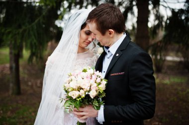 Yürüyüş, birbirlerinin şirket zevk ve t poz yeni evliler