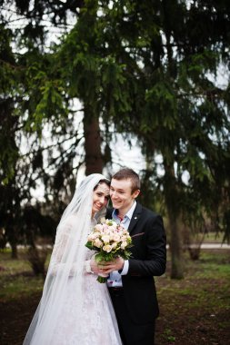 Yürüyüş, birbirlerinin şirket zevk ve t poz yeni evliler