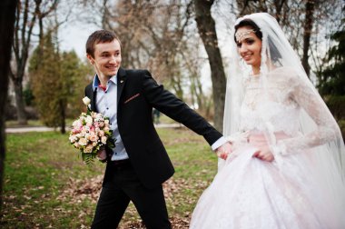 Yürüyüş, birbirlerinin şirket zevk ve t poz yeni evliler