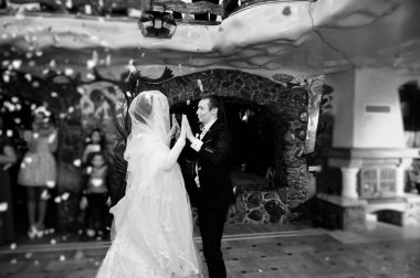 İlk dansları ile restoranda dans düğün çifti 