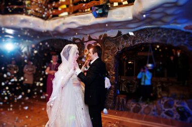 İlk dansları ile restoranda dans düğün çifti 