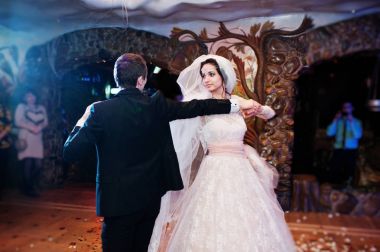 İlk dansları ile restoranda dans düğün çifti 