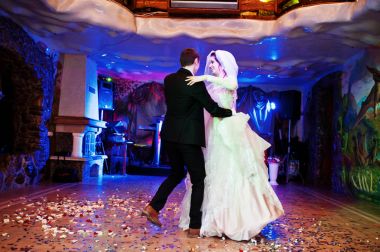 İlk dansları ile restoranda dans düğün çifti 