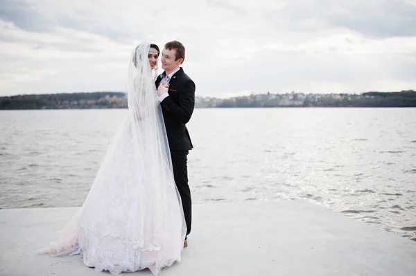 Casamento recém-casado casal andando e posando ao lado do lago em sua — Fotografia de Stock
