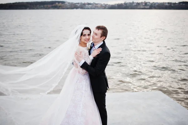 Casamento recém-casado casal andando e posando ao lado do lago em sua — Fotografia de Stock