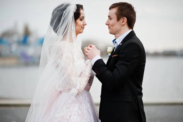 Yeni evli çift yürüyüş ve göl üzerinde poz onların — Stok fotoğraf