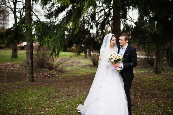 Recém-casados andando, curtindo a companhia um do outro e posando em t — Fotografia de Stock