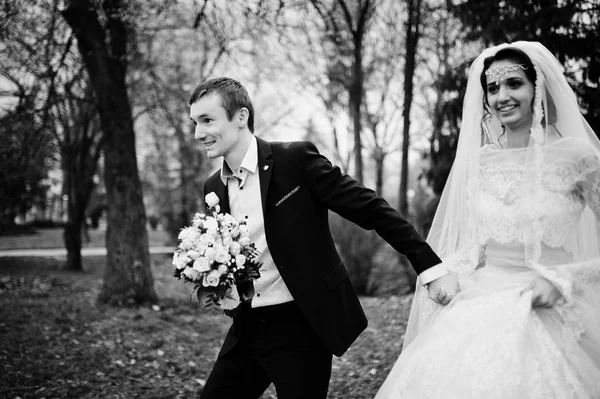 Recém-casados andando, curtindo a companhia um do outro e posando em t — Fotografia de Stock