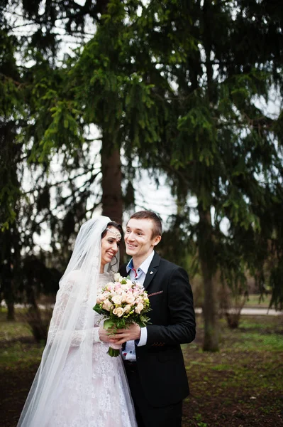 Recién casados caminando, disfrutando de la compañía del otro y posando en t — Foto de Stock