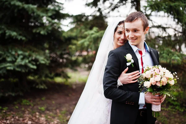 Recién casados caminando, disfrutando de la compañía del otro y posando en t —  Fotos de Stock