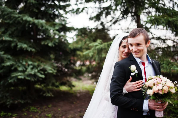 Recién casados caminando, disfrutando de la compañía del otro y posando en t —  Fotos de Stock